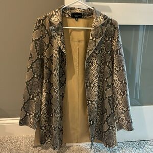 3/$10 🌼 Snake print jacket